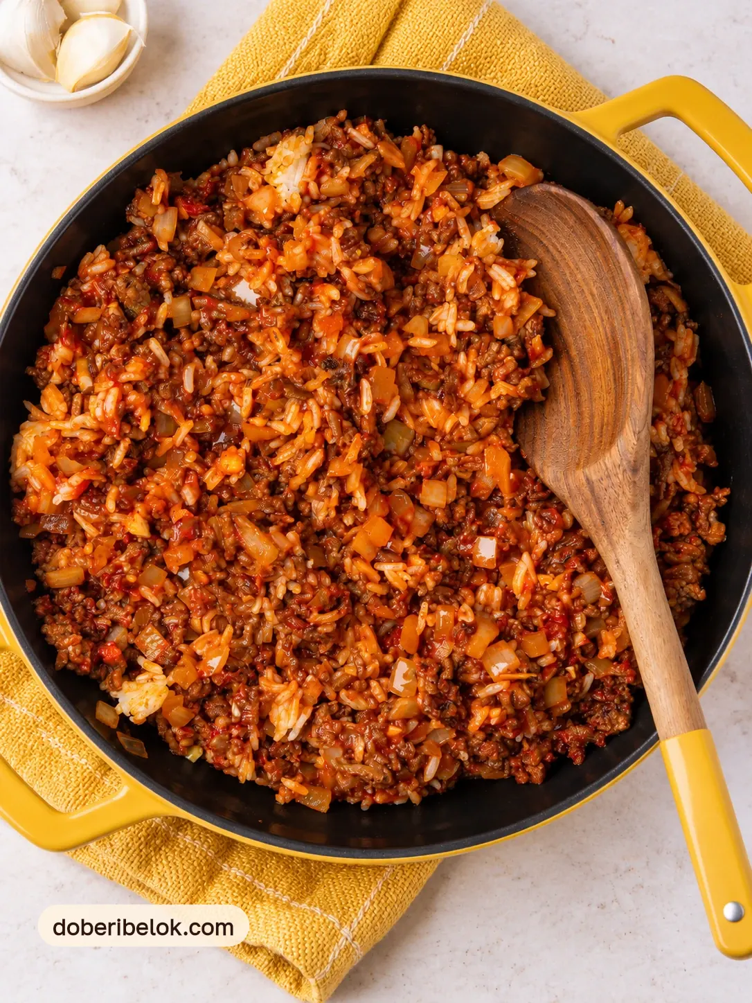 Начинка из фарша, риса и томатов в сковороде, вид сверху